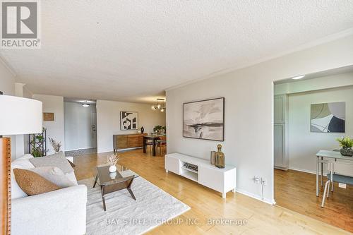 309 - 7811 Yonge Street, Markham (Thornhill), ON - Indoor Photo Showing Living Room