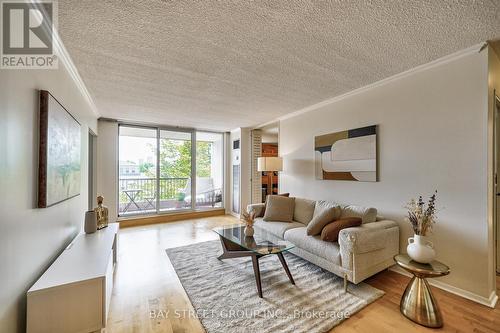 309 - 7811 Yonge Street, Markham (Thornhill), ON - Indoor Photo Showing Living Room