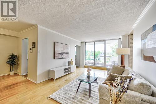 309 - 7811 Yonge Street, Markham (Thornhill), ON - Indoor Photo Showing Living Room