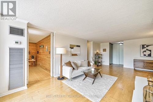 309 - 7811 Yonge Street, Markham (Thornhill), ON - Indoor Photo Showing Living Room