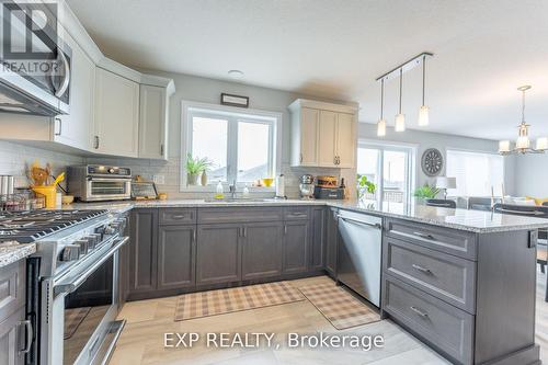 317 Edgehill Drive, Barrie (Edgehill Drive), ON - Indoor Photo Showing Kitchen With Upgraded Kitchen