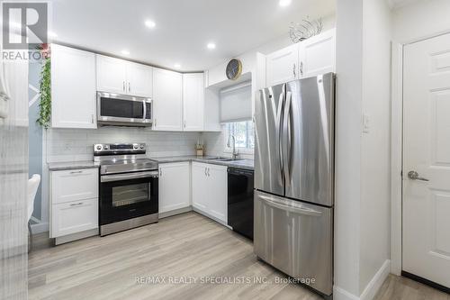 22 - 8136 Coventry Road, Niagara Falls, ON - Indoor Photo Showing Kitchen