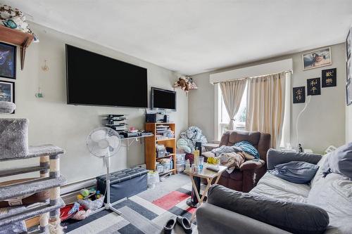 321 Cathedral Avenue, Winnipeg, MB - Indoor Photo Showing Living Room