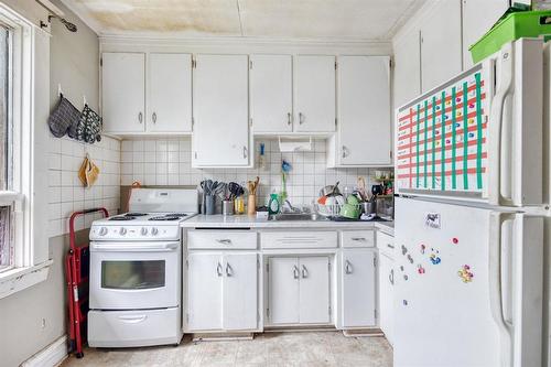 321 Cathedral Avenue, Winnipeg, MB - Indoor Photo Showing Kitchen