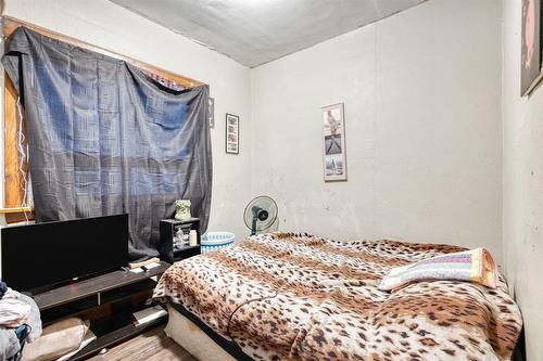 321 Cathedral Avenue, Winnipeg, MB - Indoor Photo Showing Bedroom