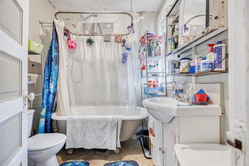 321 Cathedral Avenue, Winnipeg, MB - Indoor Photo Showing Bathroom