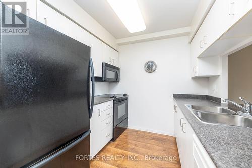 404 - 650 Lawrence Avenue W, Toronto (Englemount-Lawrence), ON - Indoor Photo Showing Kitchen With Double Sink