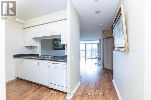 404 - 650 Lawrence Avenue W, Toronto (Englemount-Lawrence), ON - Indoor Photo Showing Kitchen With Double Sink