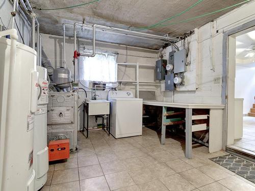 Workshop - Rdc-7335 Rue De Cannes, Montréal (Saint-Léonard), QC - Indoor Photo Showing Laundry Room