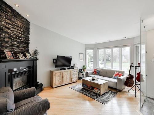 Living room - 346 Rue De La Mésange, Rosemère, QC - Indoor Photo Showing Living Room With Fireplace