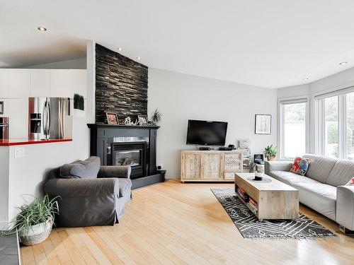 Salon - 346 Rue De La Mésange, Rosemère, QC - Indoor Photo Showing Living Room With Fireplace