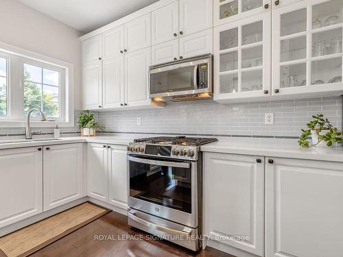 66 Alpaca Dr, Richmond Hill, ON - Indoor Photo Showing Kitchen With Upgraded Kitchen