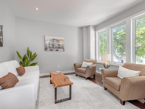 66 Alpaca Dr, Richmond Hill, ON - Indoor Photo Showing Living Room