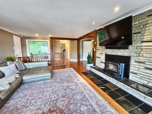 Living room - 96 Ch. Du Lac-Louisa N., Wentworth, QC - Indoor Photo Showing Living Room With Fireplace