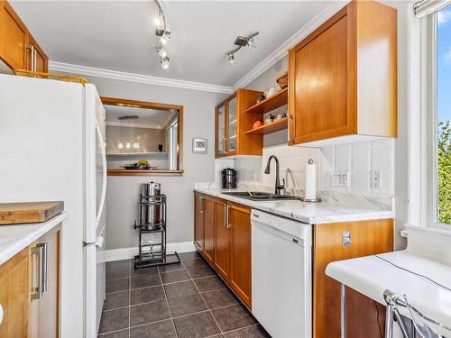 311-27 Songhees Rd, Victoria, BC - Indoor Photo Showing Kitchen