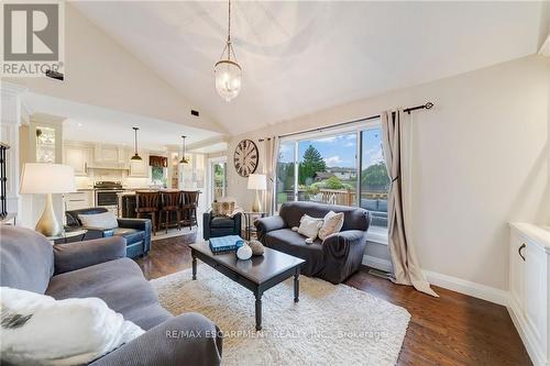 48 Hillgarden Drive, Hamilton (Stoney Creek Mountain), ON - Indoor Photo Showing Living Room