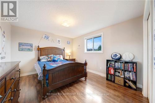 48 Hillgarden Drive, Hamilton (Stoney Creek Mountain), ON - Indoor Photo Showing Bedroom