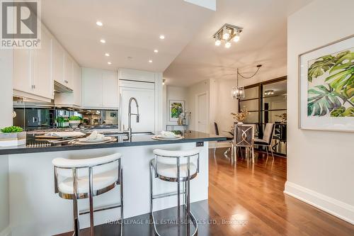 417 - 11 Bronte Road, Oakville (Bronte West), ON - Indoor Photo Showing Kitchen With Upgraded Kitchen