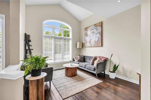 20 Lampman Drive, Hamilton, ON - Indoor Photo Showing Living Room