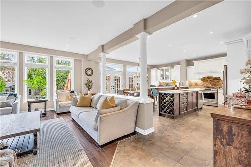 20 Lampman Drive, Hamilton, ON - Indoor Photo Showing Living Room