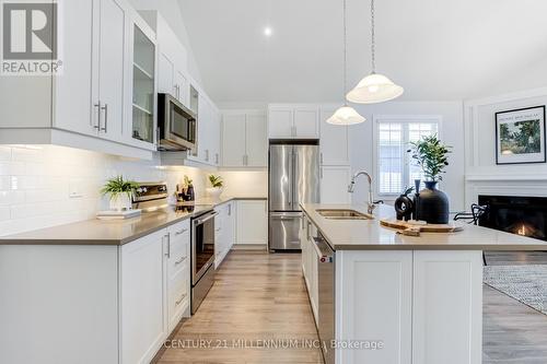 133 Yellow Birch Crescent, Blue Mountains (Blue Mountain Resort Area), ON - Indoor Photo Showing Kitchen With Upgraded Kitchen