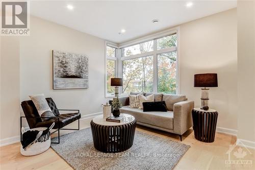 B - 415 Tweedsmuir Avenue, Ottawa, ON - Indoor Photo Showing Living Room