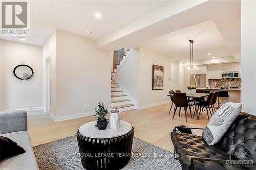 B - 415 Tweedsmuir Avenue, Ottawa, ON - Indoor Photo Showing Living Room