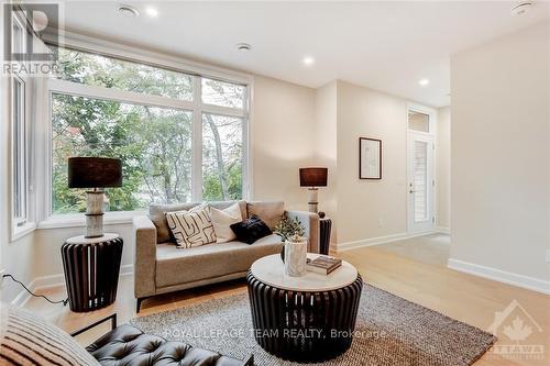 B - 415 Tweedsmuir Avenue, Ottawa, ON - Indoor Photo Showing Living Room