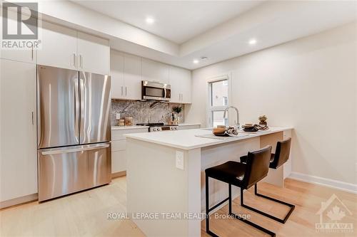 B - 415 Tweedsmuir Avenue, Ottawa, ON - Indoor Photo Showing Kitchen With Upgraded Kitchen