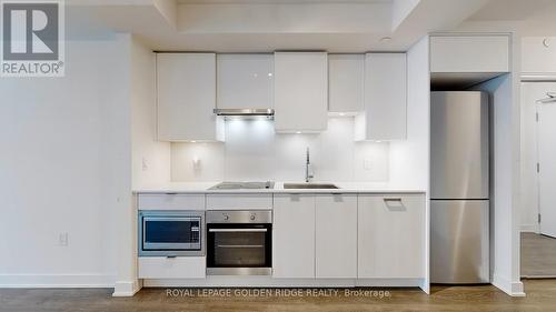 2607 - 99 Broadway Avenue, Toronto, ON - Indoor Photo Showing Kitchen