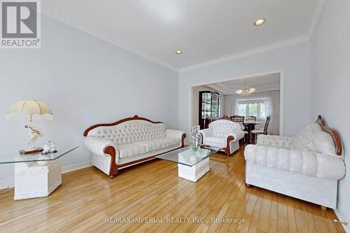 16 Oak Avenue, Richmond Hill (South Richvale), ON - Indoor Photo Showing Living Room