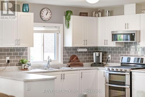 46 Claxton Crescent, Kawartha Lakes (Lindsay), ON - Indoor Photo Showing Kitchen With Double Sink With Upgraded Kitchen