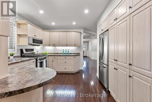 7949 Grossi Court, Niagara Falls, ON - Indoor Photo Showing Kitchen With Upgraded Kitchen