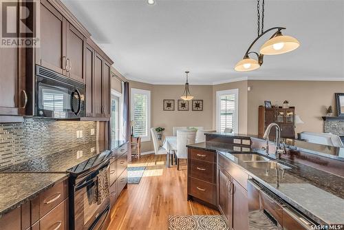 818 Shepherd Crescent, Saskatoon, SK - Indoor Photo Showing Kitchen With Double Sink With Upgraded Kitchen