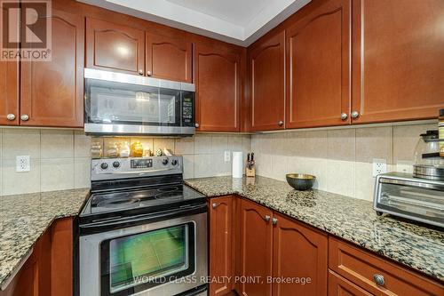 204 - 8 Maison Parc Court, Vaughan, ON - Indoor Photo Showing Kitchen