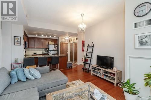 204 - 8 Maison Parc Court, Vaughan, ON - Indoor Photo Showing Living Room