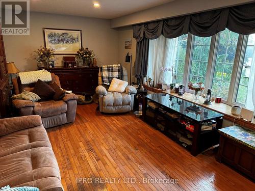 246044 County Rd 16 Road, Mono, ON - Indoor Photo Showing Living Room