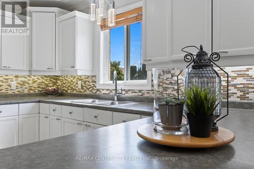 56 Mapleridge Crescent, Thames Centre (Dorchester), ON - Indoor Photo Showing Kitchen With Double Sink