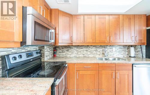 1009 - 10 Markbrook Lane, Toronto, ON - Indoor Photo Showing Kitchen With Double Sink