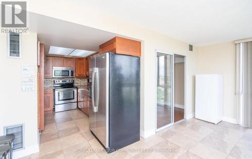 1009 - 10 Markbrook Lane, Toronto, ON - Indoor Photo Showing Kitchen