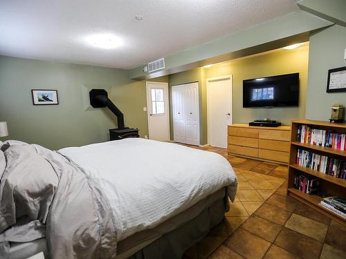 446 Oriole Way, Barriere, BC - Indoor Photo Showing Bedroom