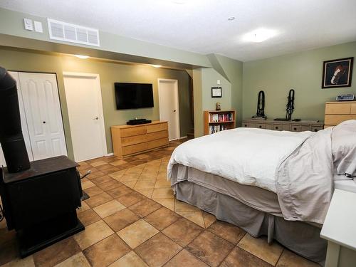 446 Oriole Way, Barriere, BC - Indoor Photo Showing Bedroom