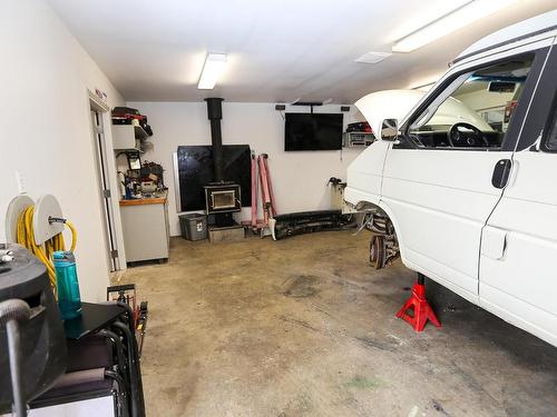 446 Oriole Way, Barriere, BC - Indoor Photo Showing Garage