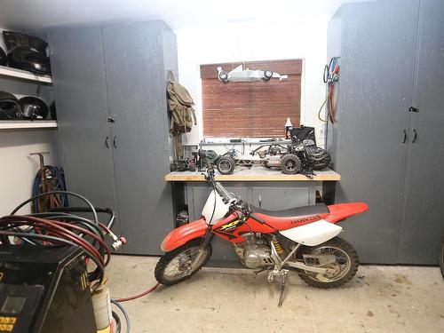 446 Oriole Way, Barriere, BC - Indoor Photo Showing Garage