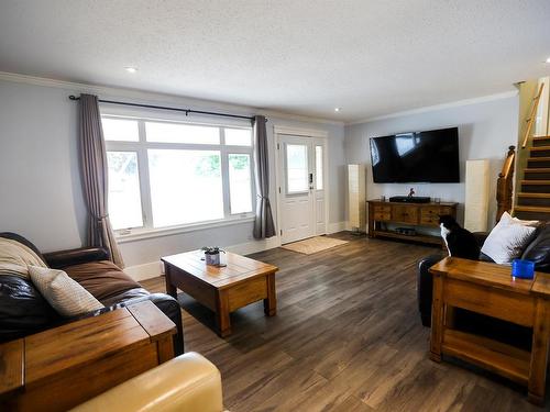 446 Oriole Way, Barriere, BC - Indoor Photo Showing Living Room