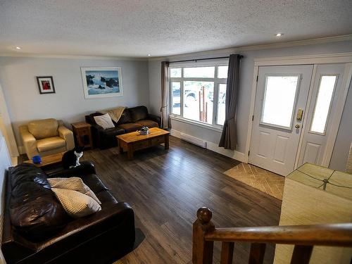 446 Oriole Way, Barriere, BC - Indoor Photo Showing Living Room