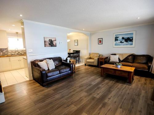 446 Oriole Way, Barriere, BC - Indoor Photo Showing Living Room