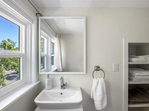 422 Powell St, Victoria, BC - Indoor Photo Showing Bathroom