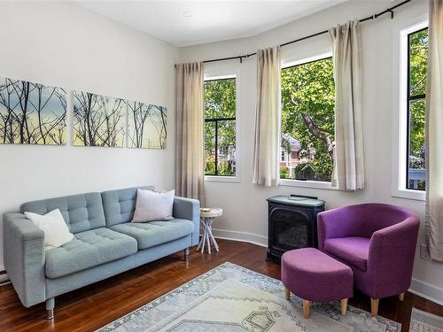 422 Powell St, Victoria, BC - Indoor Photo Showing Living Room