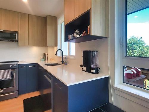 335-920 Reunion Ave, Langford, BC - Indoor Photo Showing Kitchen